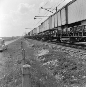 841546 Afbeelding van het vervoer per trein van Circus Krone nabij Schalkwijk.
